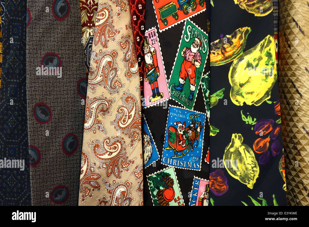 Eine Sammlung von Krawatten einschließlich Weihnachten Krawatte. Stockfoto
