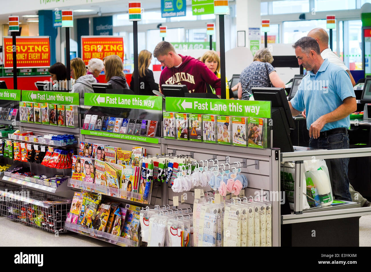 Kunden an SB-Kassen im Supermarkt Stockfoto