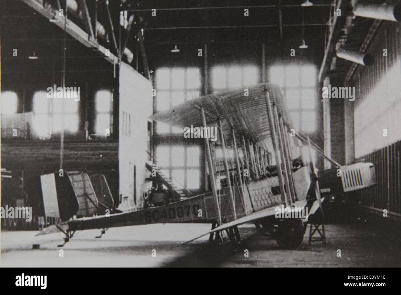 Foto des Caproni CA 3 Flugzeugs, eines italienischen Bombers, der während des Ersten Weltkriegs eingesetzt wurde, ausgestellt im San Diego Air and Space Museum. Das Flugzeug ist ein wichtiges Beispiel für die frühe Luftfahrttechnik. Stockfoto