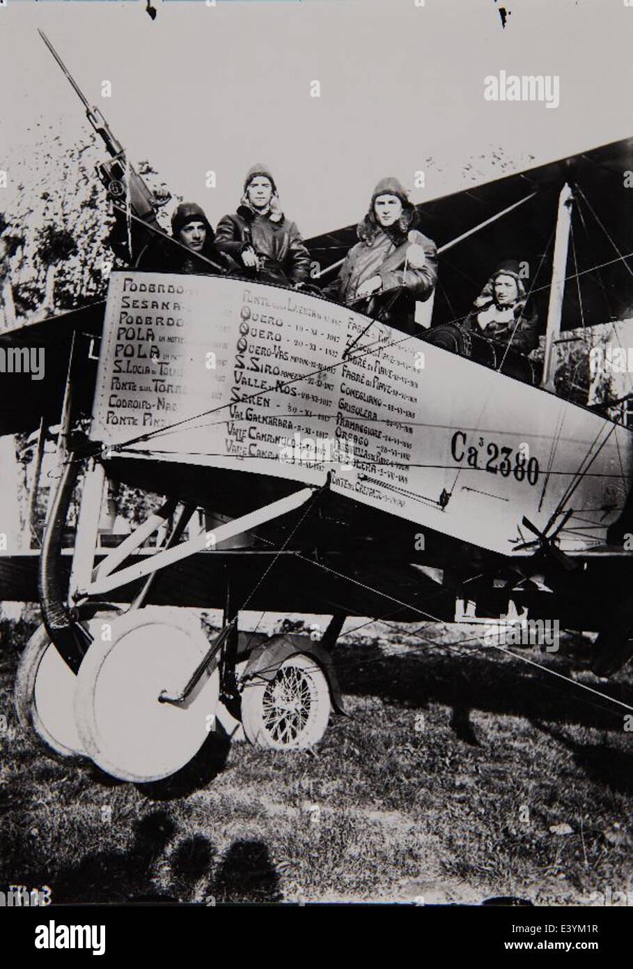 Dieses Foto zeigt die Caproni CA 3, ein italienisches Doppeldecker aus dem Ersten Weltkrieg, das sein Design und seine Rolle als Bomber während der frühen Luftkämpfe demonstriert. Stockfoto