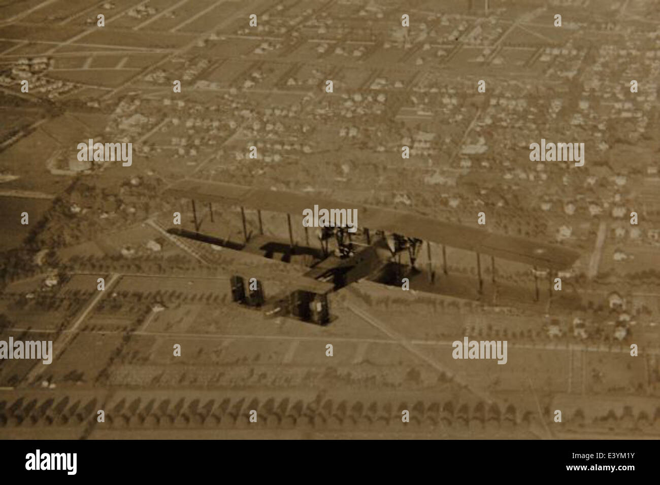 Ein Foto der Caproni CA.3, eines italienischen Bomberflugzeugs aus dem Ersten Weltkrieg, das im San Diego Air and Space Museum aufbewahrt wurde und sein Design und seine Rolle in der militärischen Luftfahrt des frühen 20. Jahrhunderts zeigt. Stockfoto