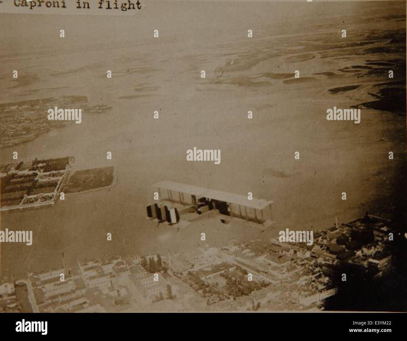 Eine Fotografie des Caproni Ca.3, eines italienischen Bombers aus dem Ersten Weltkrieg, ausgestellt im San Diego Air and Space Museum. Das Flugzeug war ein wichtiger Teil der Militärflugzeuge des frühen 20. Jahrhunderts. Stockfoto