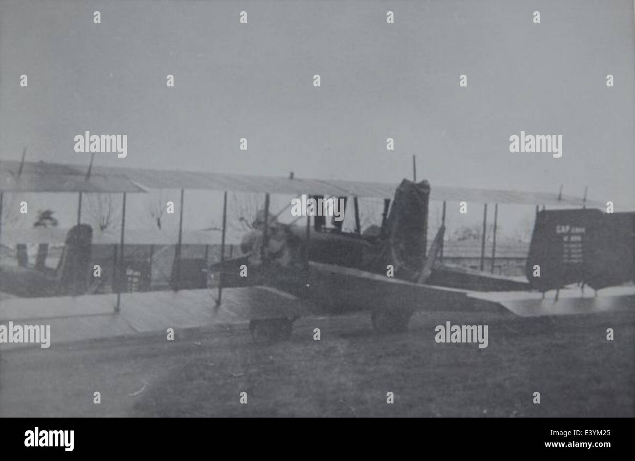 Eine Fotografie der Caproni CA 3, eines dreimotorigen Bomberflugzeugs, das Italien während des Ersten Weltkriegs eingesetzt hat. Das Bild zeigt das Design und die Rolle des Flugzeugs in der militärischen Luftfahrt während des Krieges. Stockfoto