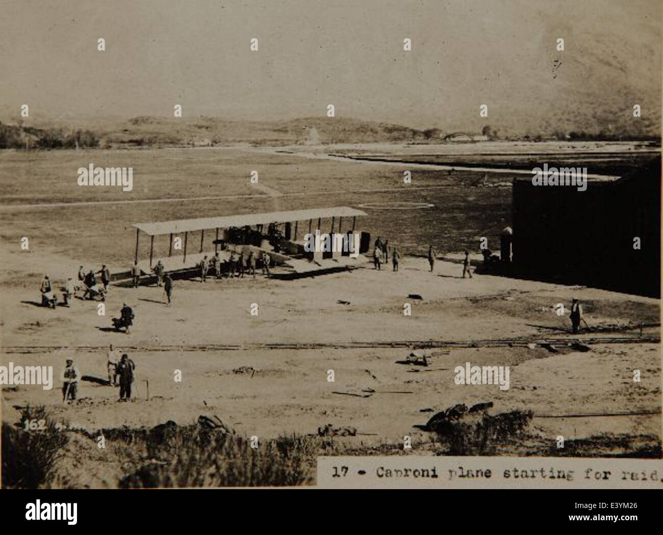 Ein Foto der Caproni CA.3, eines italienischen Bomberflugzeugs aus dem Ersten Weltkrieg, das im San Diego Air and Space Museum ausgestellt ist und seine historische Bedeutung und sein Design unterstreicht. Stockfoto