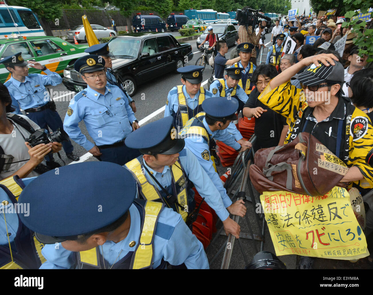 Tokio, Japan. 1. Juli 2014. Tragen Plakate und Banner, Tausende von Demonstranten versammeln sich vor Premierminister Shinzo Abe-Büro in Tokyo um zu zeigen, ihren Widerstand gegen einen historischen Umzug in ein selbst auferlegtes Verbot der Ausübung des Rechts auf kollektive Selbstverteidigung auf Dienstag, 1. Juli 2014 zu heben. Abe es Schrank soll eine Neuinterpretation des Artikels 9 der Nation USA verfasst PfostenZweiter Weltkrieg Verfassung, genehmigen die Krieg verzichtet. Nach den neuen Regeln würde Japans Militärs dürfen zur Ausübung des "kollektiven Selbstverteidigung." Bildnachweis: Aflo Co. Ltd./Alamy Live-Nachrichten Stockfoto