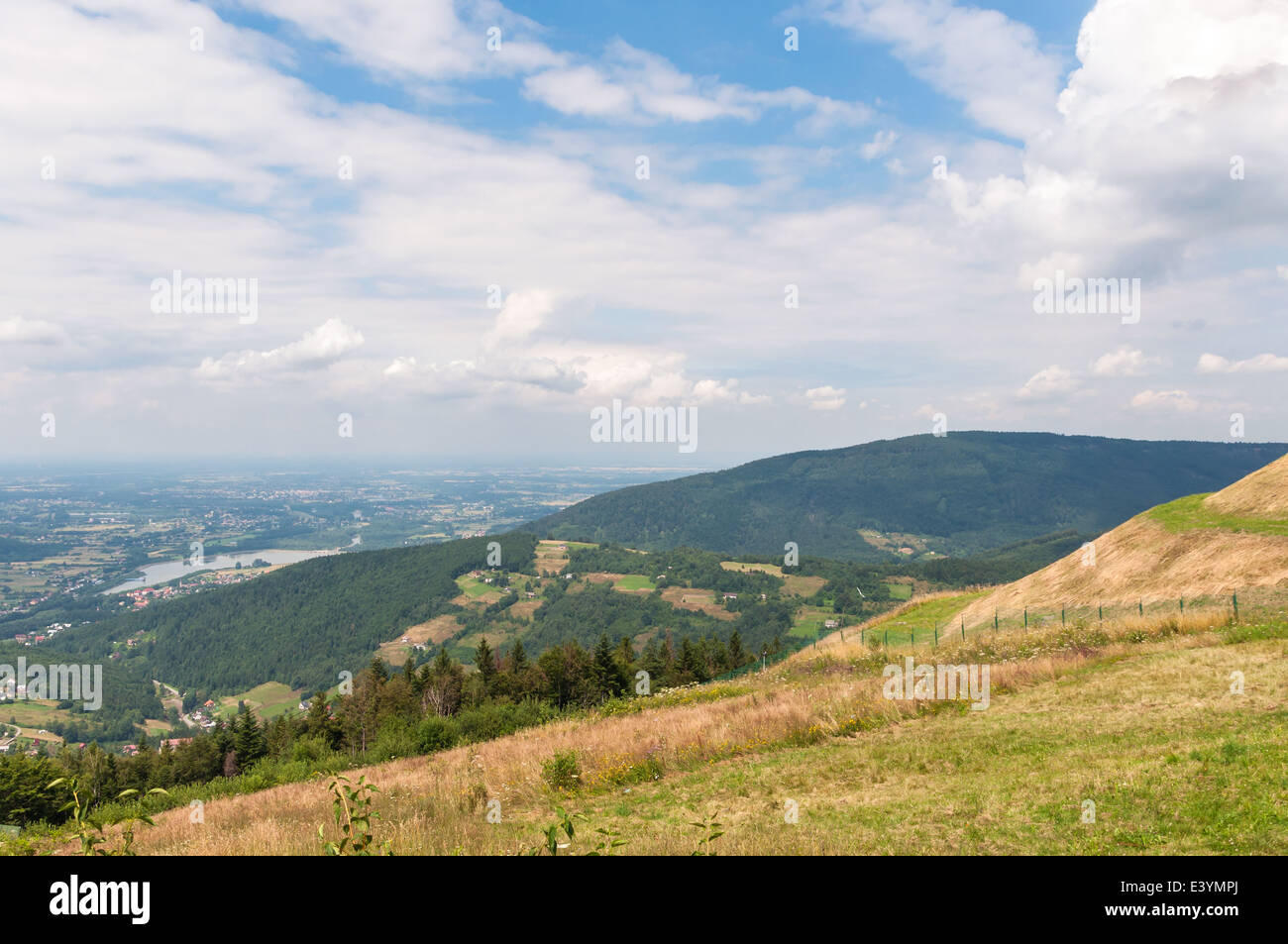 Mountain Range von wenig Beskiden. Blick vom Zar mountain Stockfoto