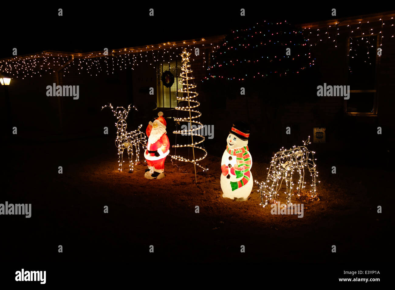 Weihnachten Weihnachtsschmuck im Hof eines Hauses in Oklahoma City, Oklahoma, USA. Stockfoto