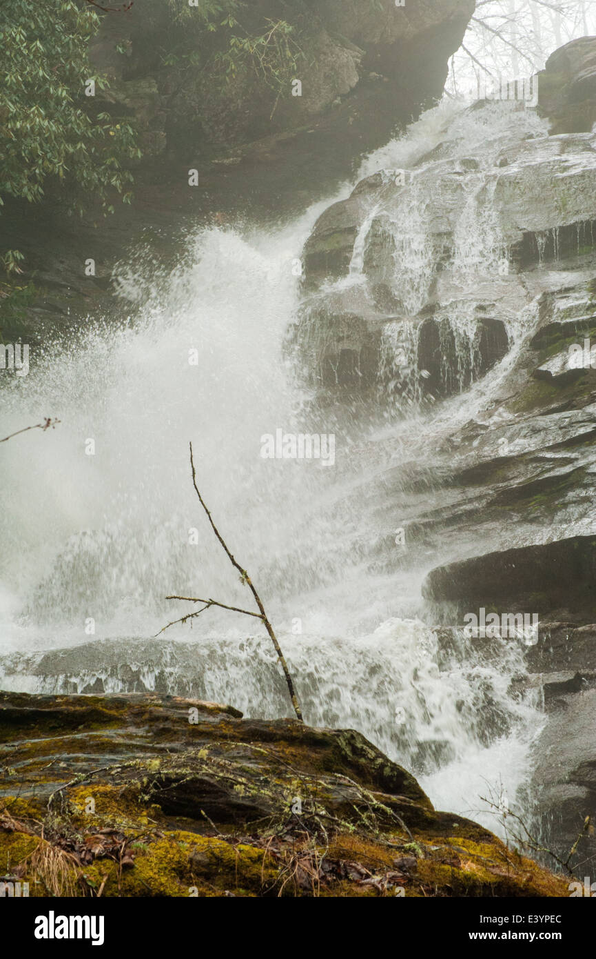 Die Kraft des Wassers am Himmel Tal Wasserfall Stockfoto