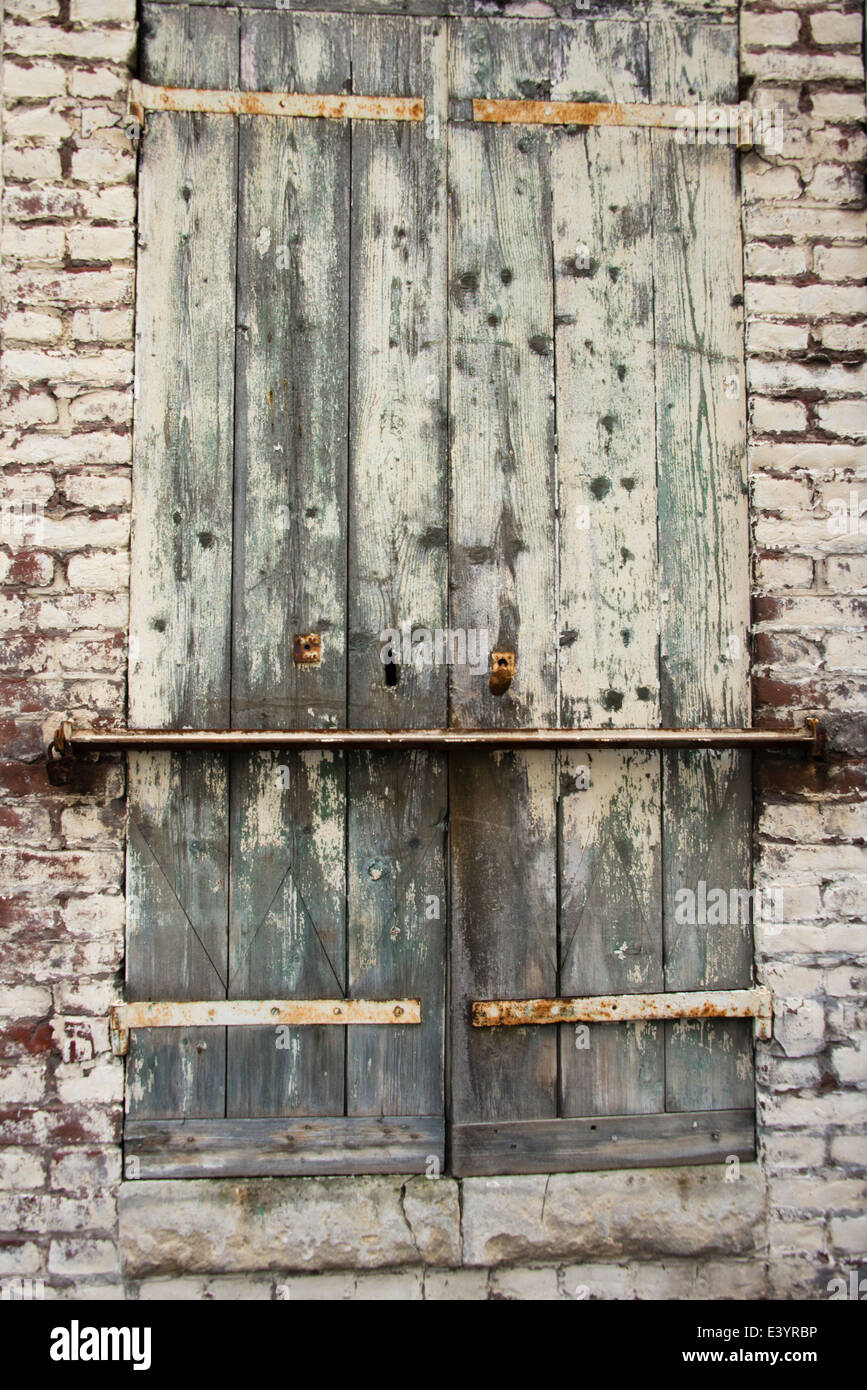 Alte hölzerne Fensterläden auf Backsteinfassade, Honfleur, Normandie, Frankreich Stockfoto