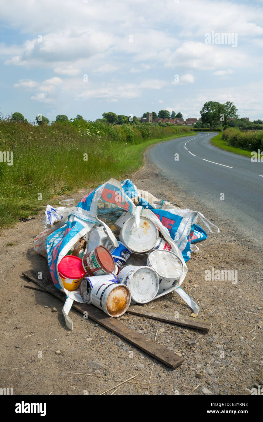 Trinkgeld in Layby auf Landstraße im Nordosten Englands zu fliegen Stockfoto