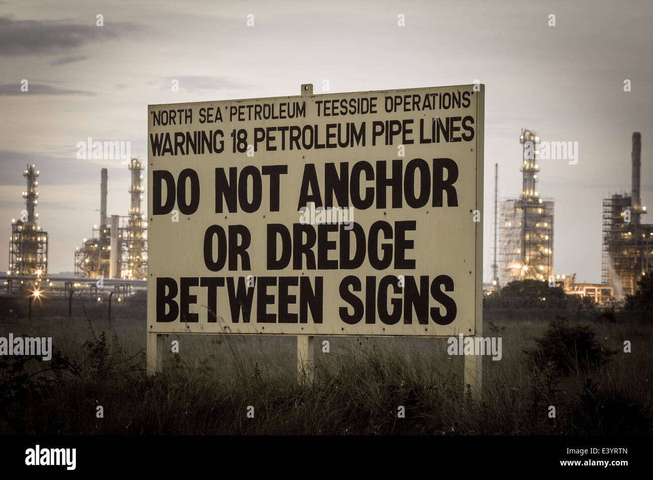 Pipeline-Warnschild in der Nähe von Raffinerie in Seal Sands, Teesside, Nordostengland. UK Stockfoto