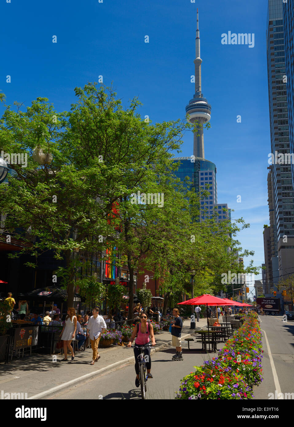 Auto freie Weglänge auf John Street Toronto mit Cafés und CN Tower im Sommer Stockfoto