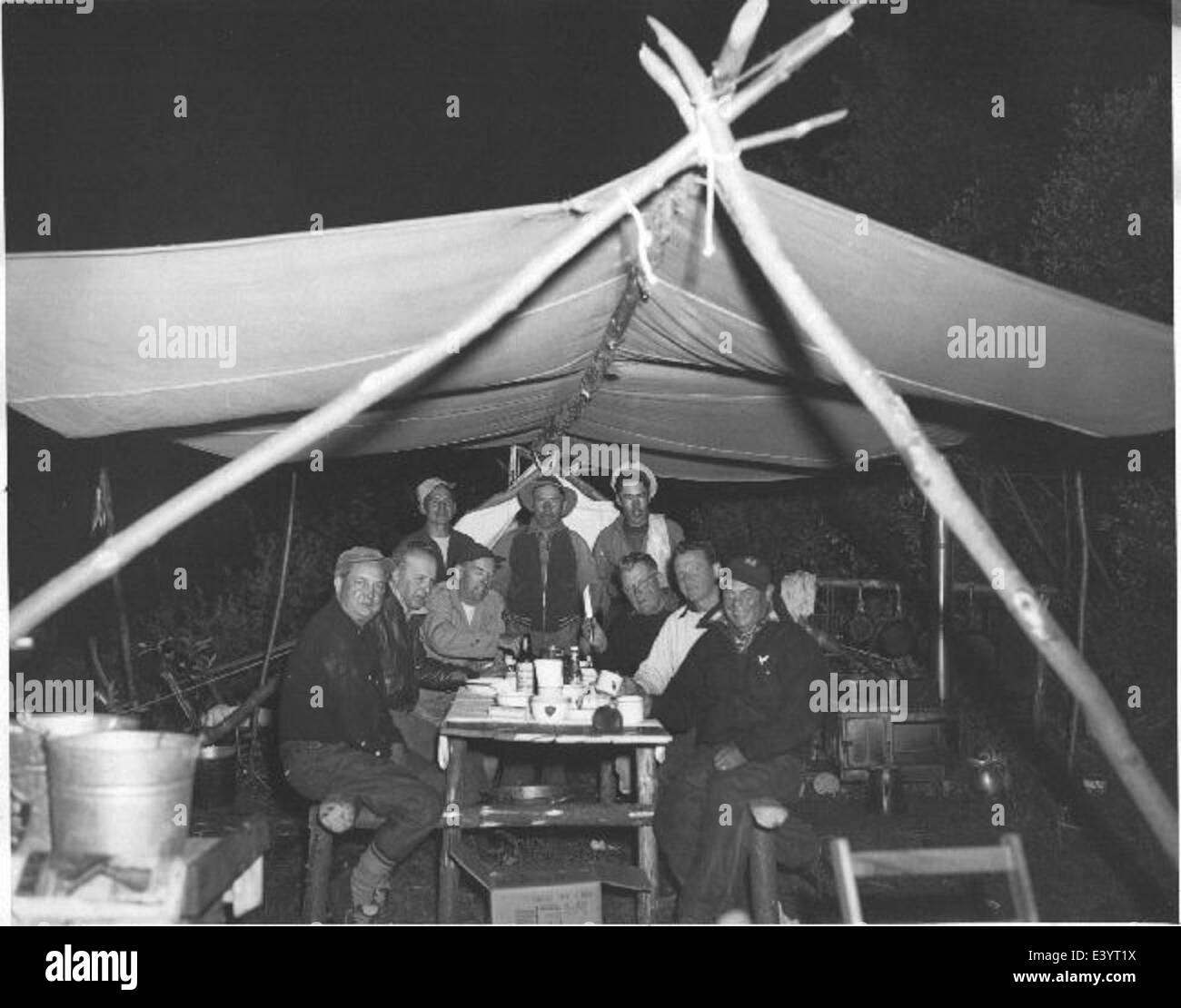 Dieses Foto dokumentiert einen Campingausflug im September 1948, der möglicherweise Einzelpersonen zeigt, die an Outdoor-Aktivitäten teilnehmen. Der Schwerpunkt liegt auf dem historischen Aspekt der Veranstaltung. Stockfoto