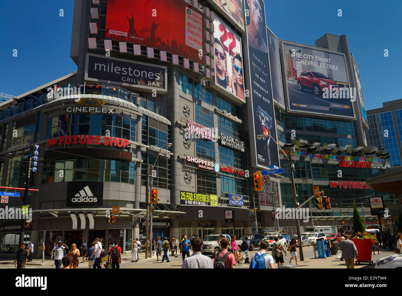Fußgängerzone Gerangel an belebten Yonge und Dundas Square Kreuzung in der Innenstadt von Toronto im Sommer Stockfoto