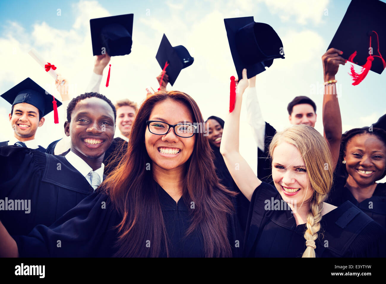 Diverse internationale Studentengruppe feiert Abschluss Stockfoto