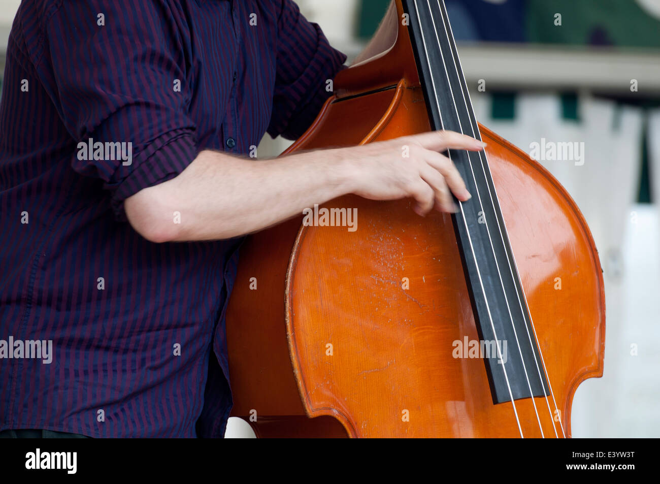 Man spielt einen Kontrabass in Leamington Peace Festival, UK Stockfoto