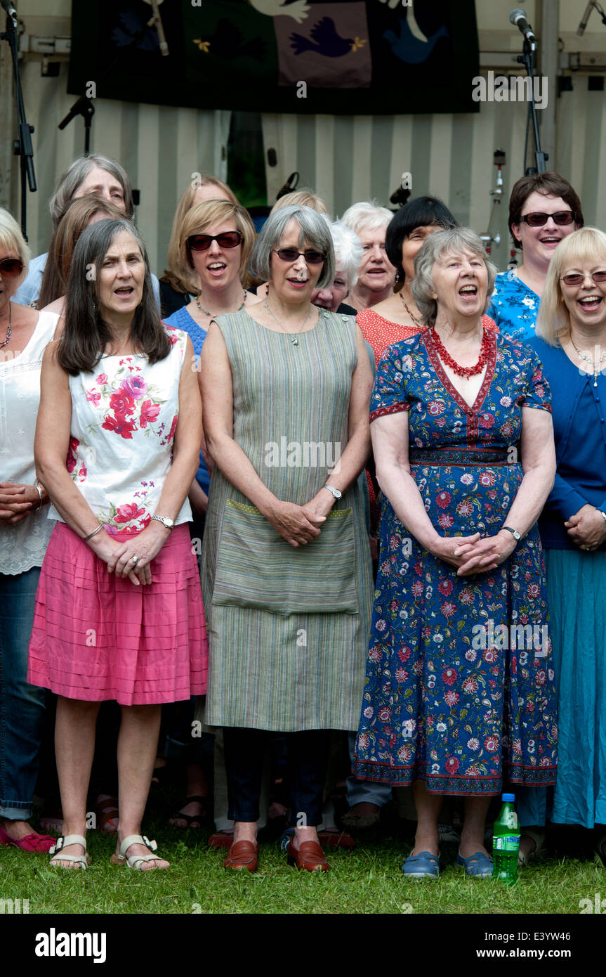 Frauen singen in einer Gemeinschaft Chor, Leamington Peace Festival, UK Stockfoto