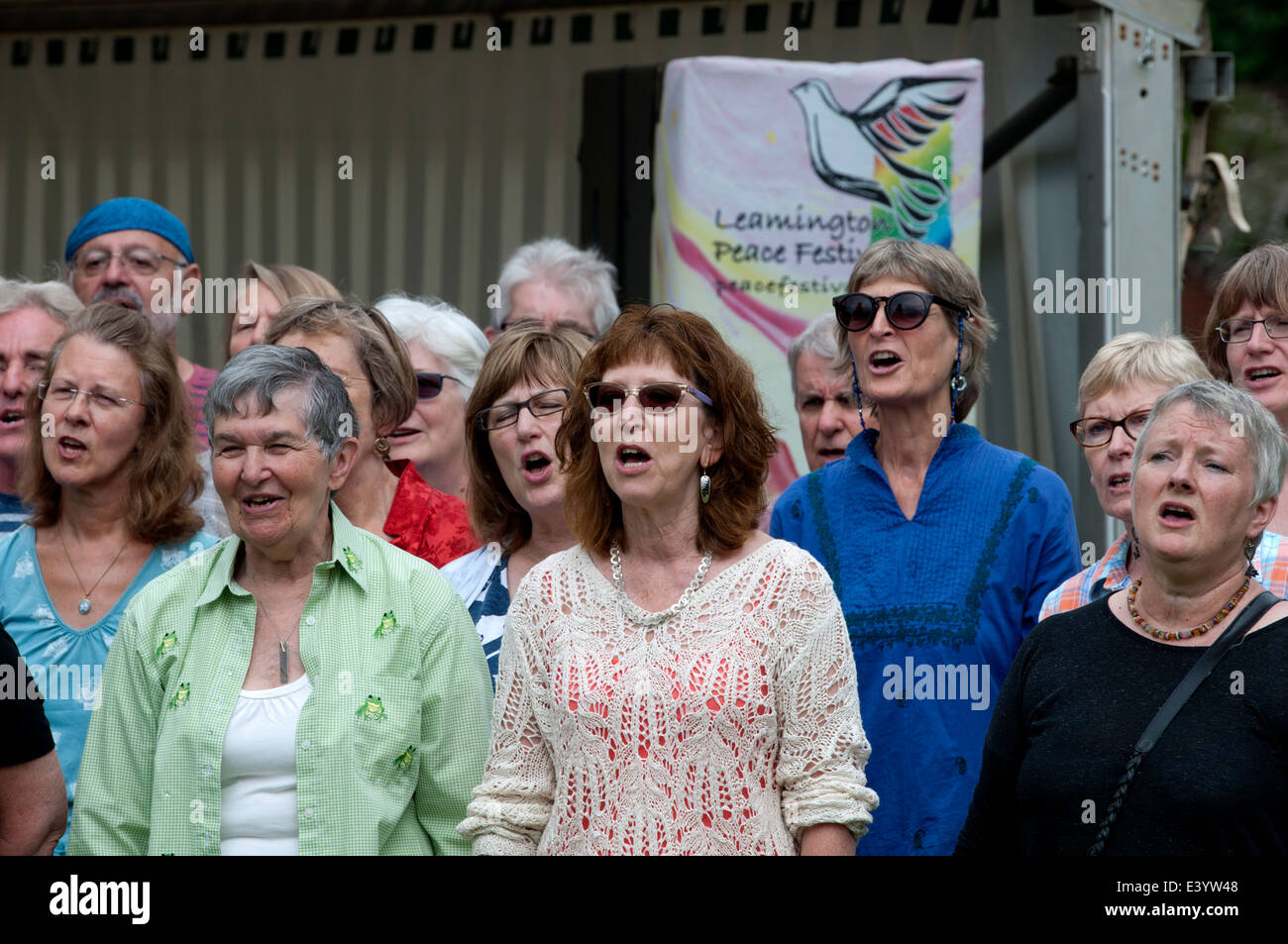 Frauen singen in einer Gemeinschaft Chor, Leamington Peace Festival, UK Stockfoto