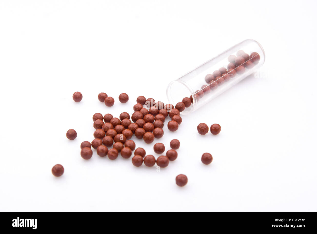Pillen auf weißem Hintergrund Stockfoto