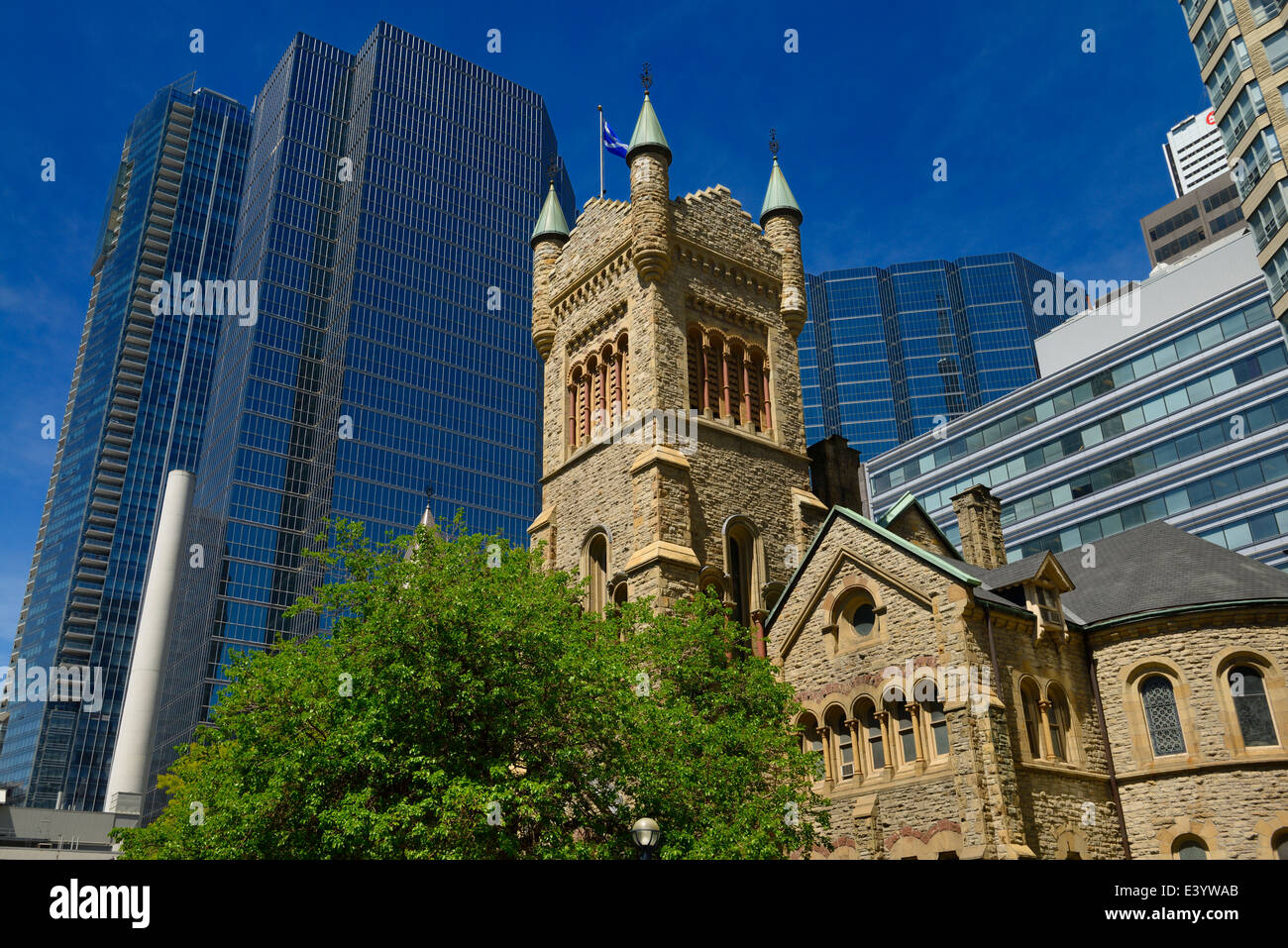 Alte St. Andrews Presbyterianische Kirche gegen moderne gläserne Hochhaus Bürotürme in Toronto Stockfoto