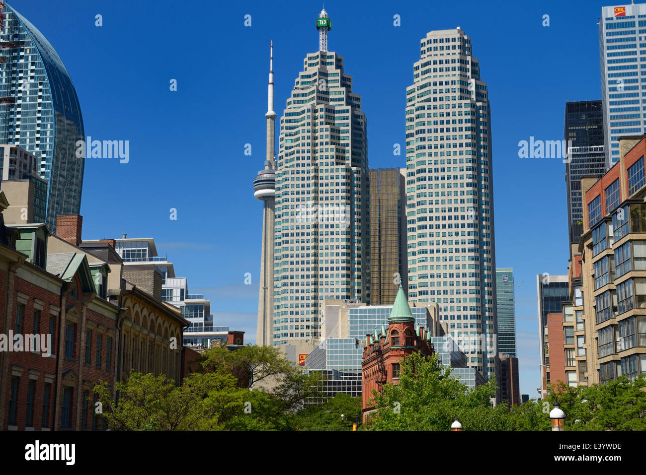 Blick auf Gooderham Flatiron Gebäude gegen Finanzviertel Bank-Türme und CN Tower Toronto von St. Lawrence Market Front Street Stockfoto