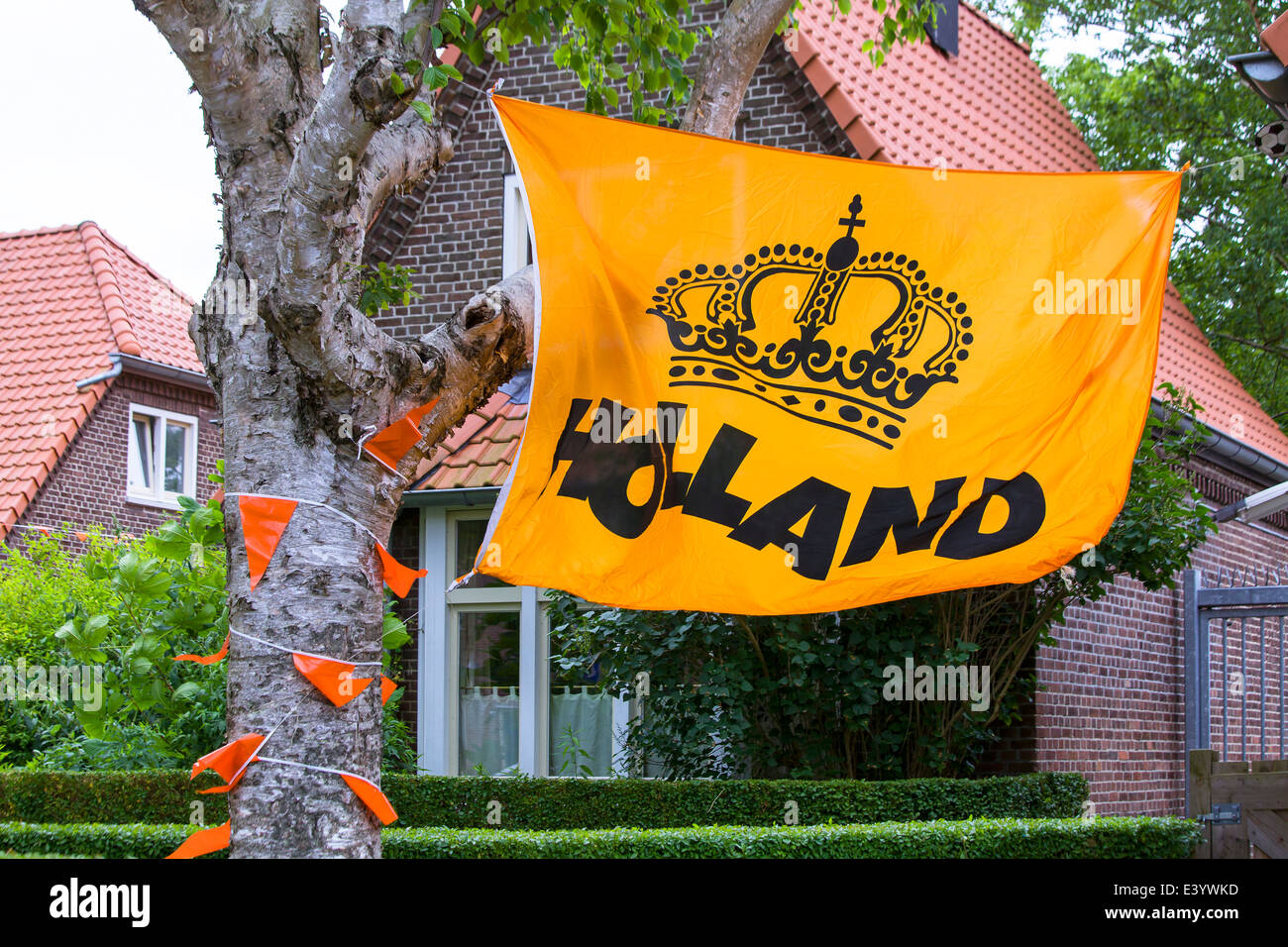 Haus in Groningen Stadt mit orange Flagge Stockfoto