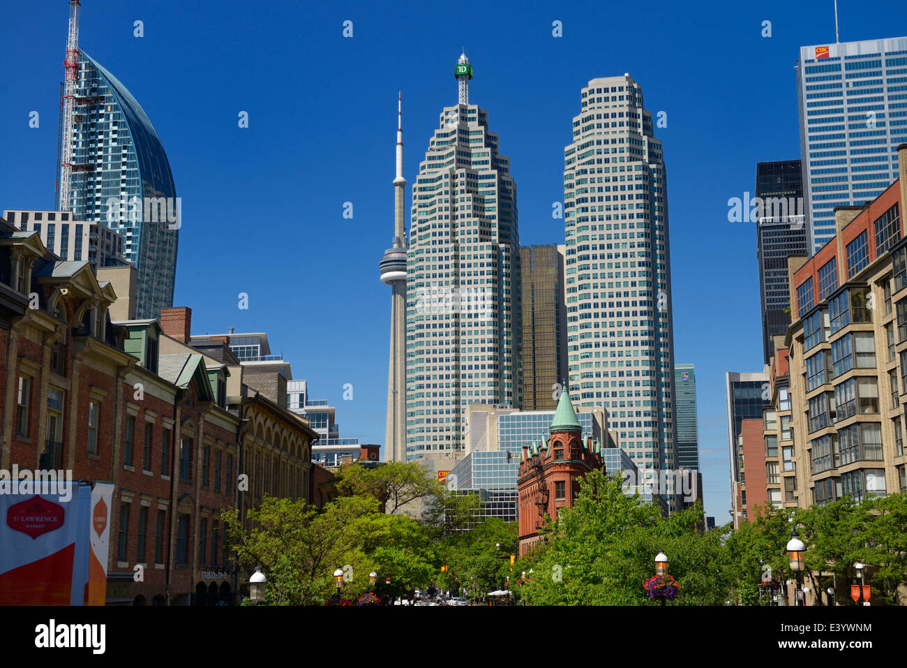 Gooderham flatiron building mit Financial District Bank Türme l Turm und dem CN Tower in St Lawrence Markt Toronto im Sommer mit blauem Himmel Stockfoto