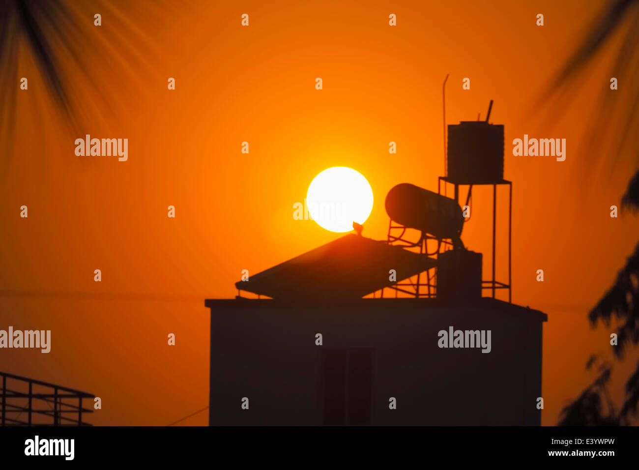 Sonne mit Wasser-Heizung-Solar-panel Stockfoto