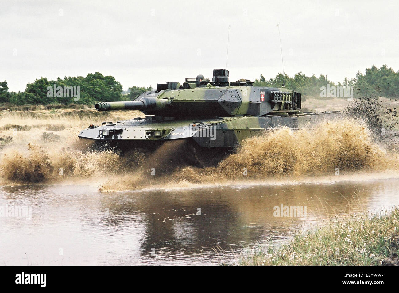 Ein Undatiertes Foto Zeigt Ein Kampfpanzer Der Typ Leopard 2 Fahren Auf Einem Testgelande In Niedersachsen Deutschland Laut Einem Bericht Von Spiegel Hat Die Deutschen Bundesrepublik Sicherheit Regierung Die Lieferung Von Leopard Ii Panzern