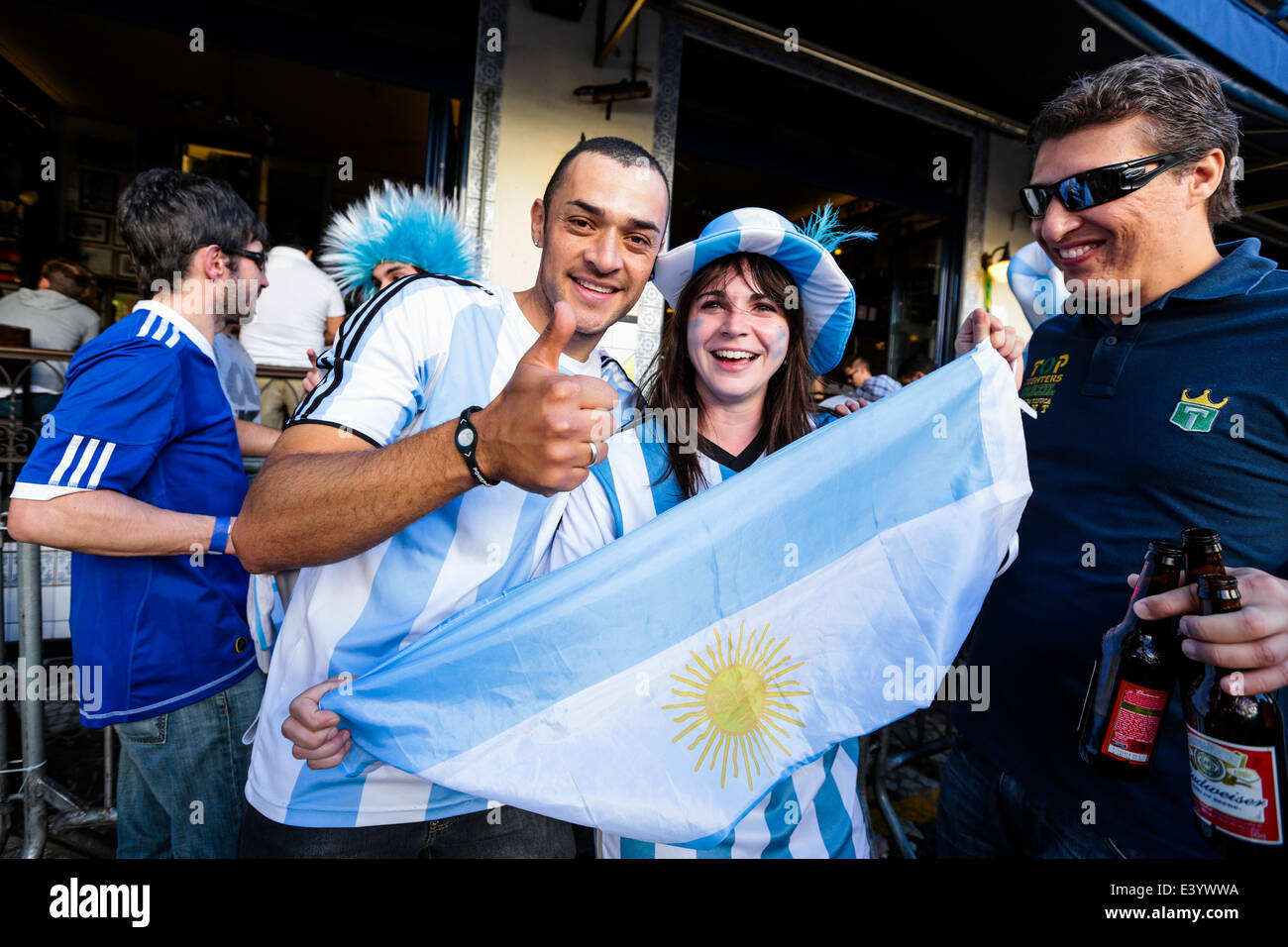 Eine argentinische Frau posiert für ein Foto mit einem brasilianischen nach dem WM-Spiel zwischen Argentinien und der Schweiz Hexe endete mit dem Sieg von Argentinien mit 1: 0 in der Verlängerung in einer Straße in São Paulo, Brasilien. © Tiago Mazza Chiaravalloti/Pacific Press/Alamy Live-Nachrichten Stockfoto