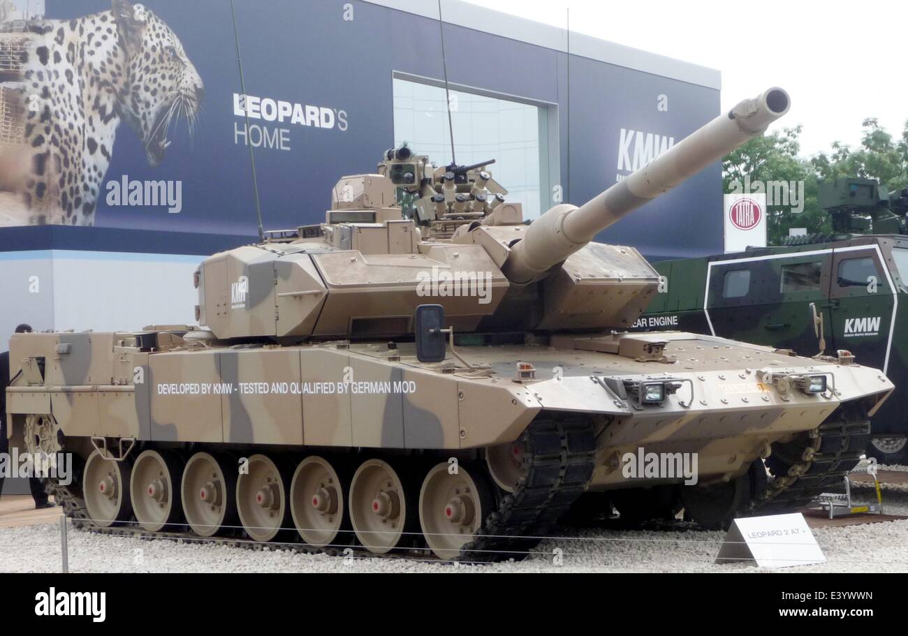 (Dpa-Datei) - ein Handout Datei Bild vom 14. Juni 2010 zeigt einen Panzer Modell Leopard 2 A7 auf dem Betriebsgelände von Krauss-Maffei Wegmann, Deutschland. Das Modell Leopard 2 A7 gilt als besonders effizient und durch die deutsche Bundeswehr vertraut sein: die 3,7 m breite Tank hat eine 120-mm-Kanone die Ziele liegt 2500 m vom Fahrzeug Weg und während der Fahrt erreichen können. Contoversial Handelspartnerschaften betreffend militärische Ausrüstung mit Saudi Arabien werden das Thema im Deutschen Bundestag am 6. Juli 2011. Foto: Bundeswehr / für redaktionelle Nutzung/obligatorischen Kredit Stockfoto