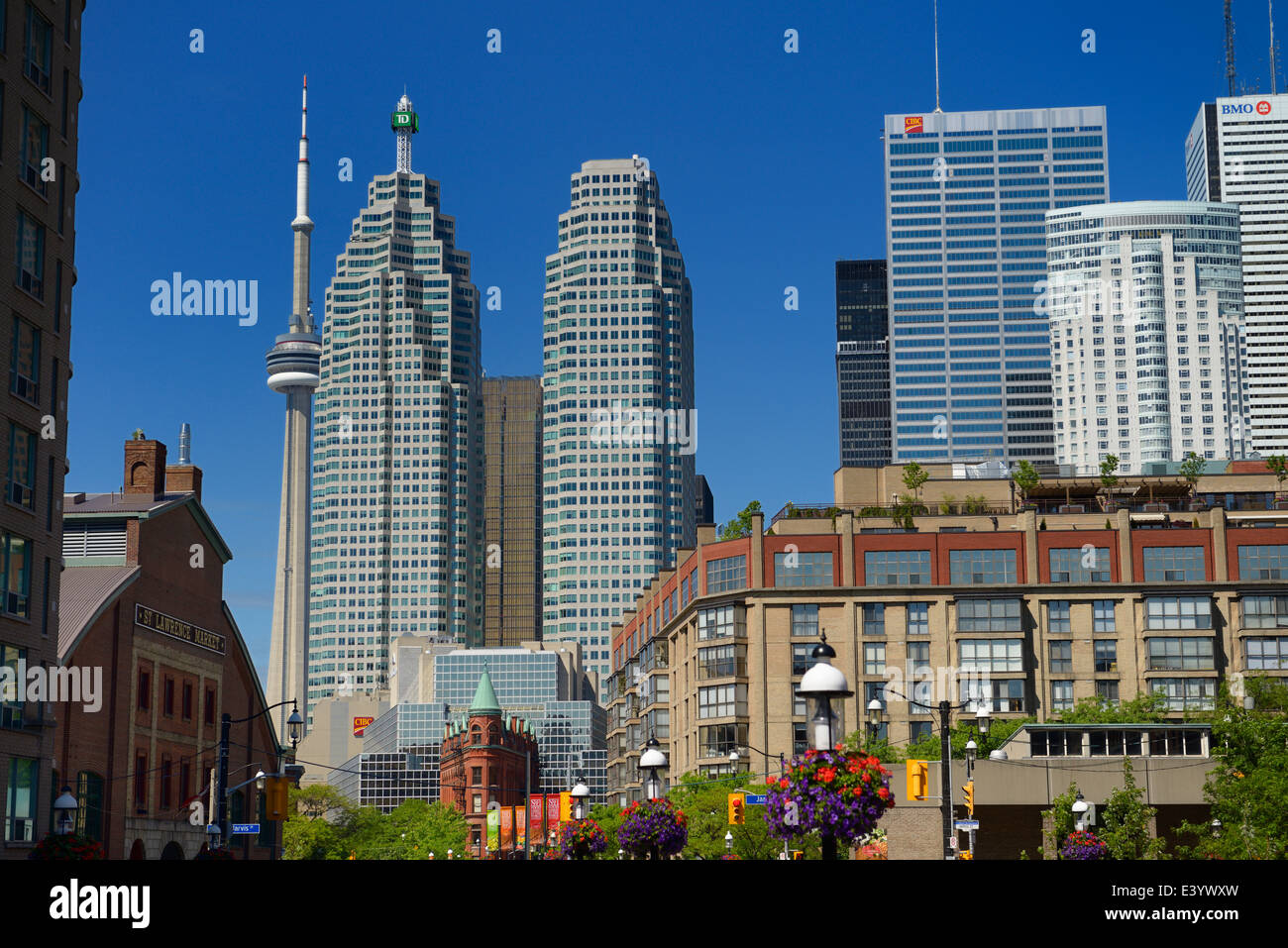 St Lawrence Markt und gooderham Flatiron Building mit Financial District Bank Türme und CN Tower Toronto im Sommer Stockfoto