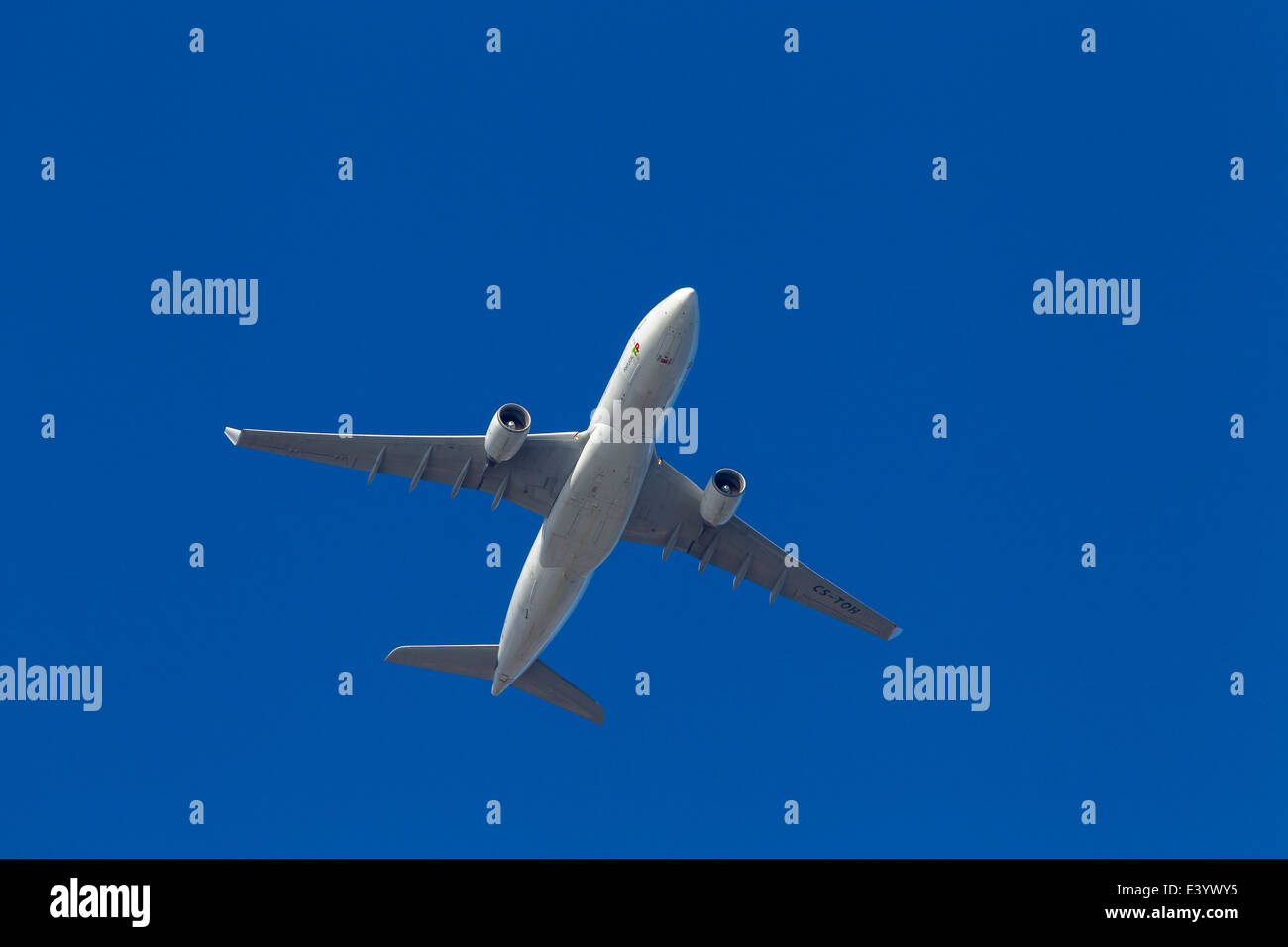 TAP Air Portugal Airbus A330-223 fliegen overhead. Stockfoto