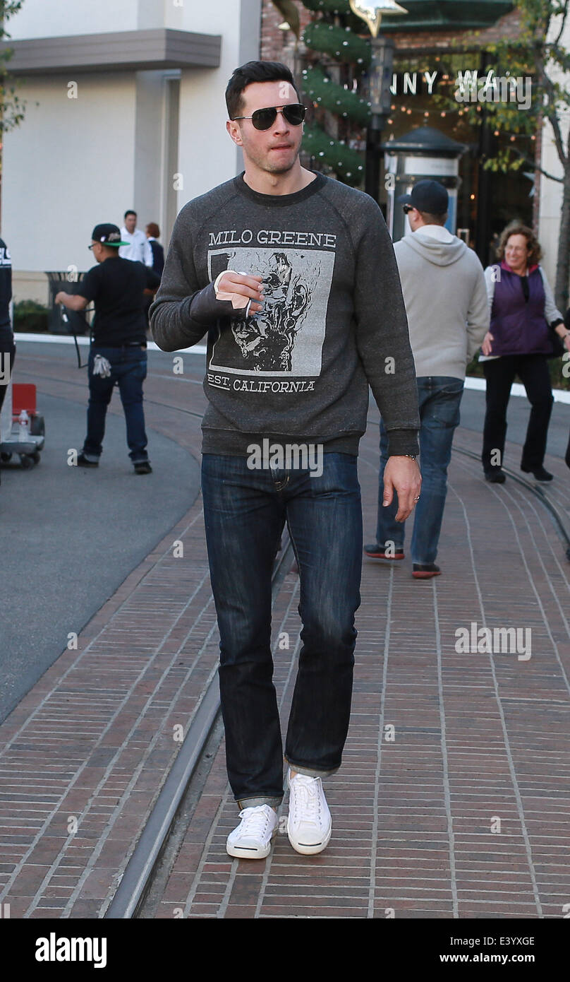 Los Angeles Clipper J J Redick Geht Mit Einer Clipped Wing Mit Frau Chelsea Kilgore In The Grove Featuring Chelsea Kilgore Jj Redick Wo Los Angeles California Vereinigte Staaten Von Amerika Bei