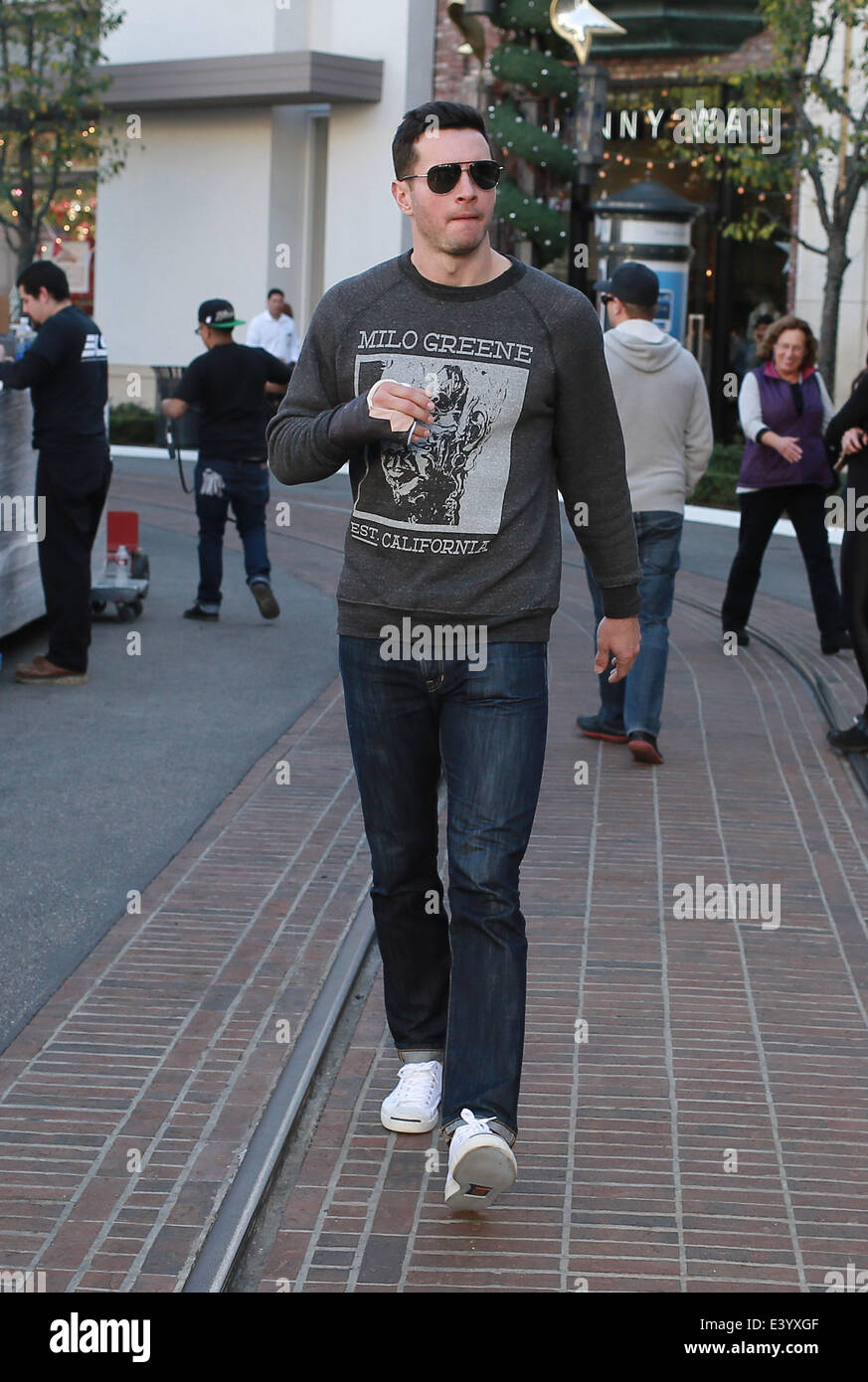 Los Angeles Clipper J J Redick Geht Mit Einer Clipped Wing Mit Frau Chelsea Kilgore In The Grove Featuring Jj Redick Wo Los Angeles California Vereinigte Staaten Von Amerika Bei 4 Dezember