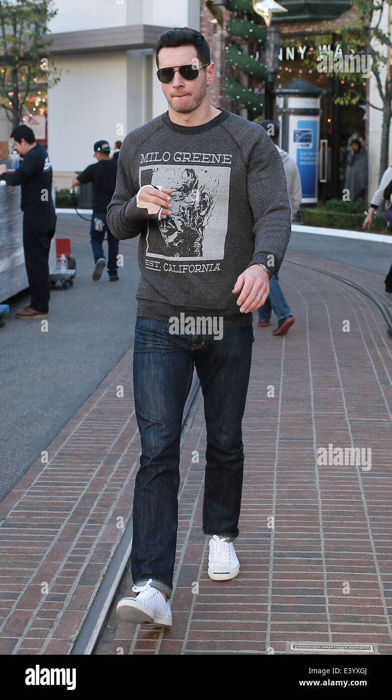 Los Angeles Clipper J J Redick Geht Mit Einer Clipped Wing Mit Frau Chelsea Kilgore In The Grove Featuring Jj Redick Wo Los Angeles California Vereinigte Staaten Von Amerika Bei 4 Dezember