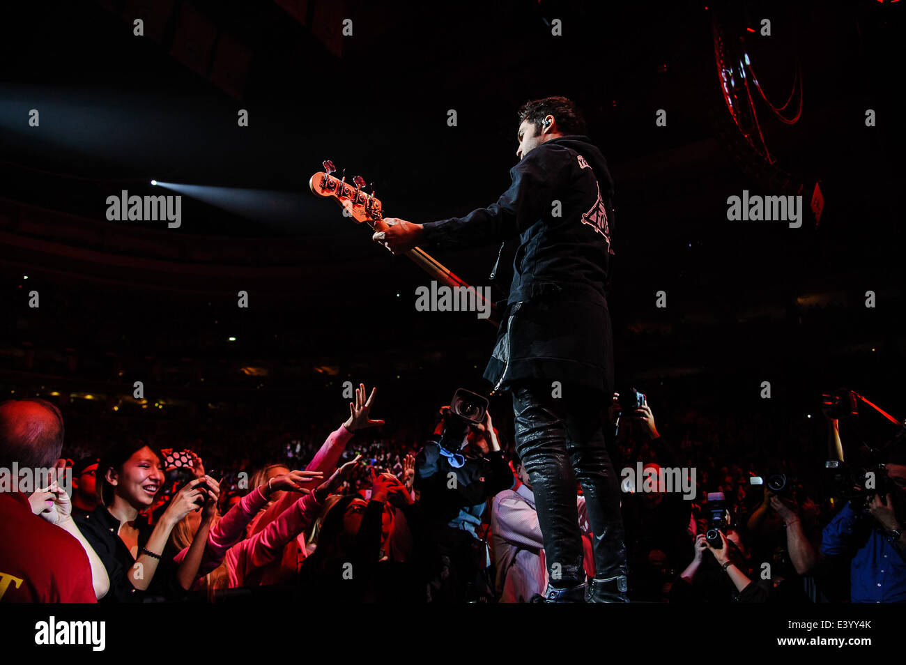 Q102 Jingle Ball 2013 im Wells Fargo Center mit: Pete Wentz Where: Philadelphia, New York, Vereinigte Staaten, wann: 4. Dezember 2013 Stockfoto