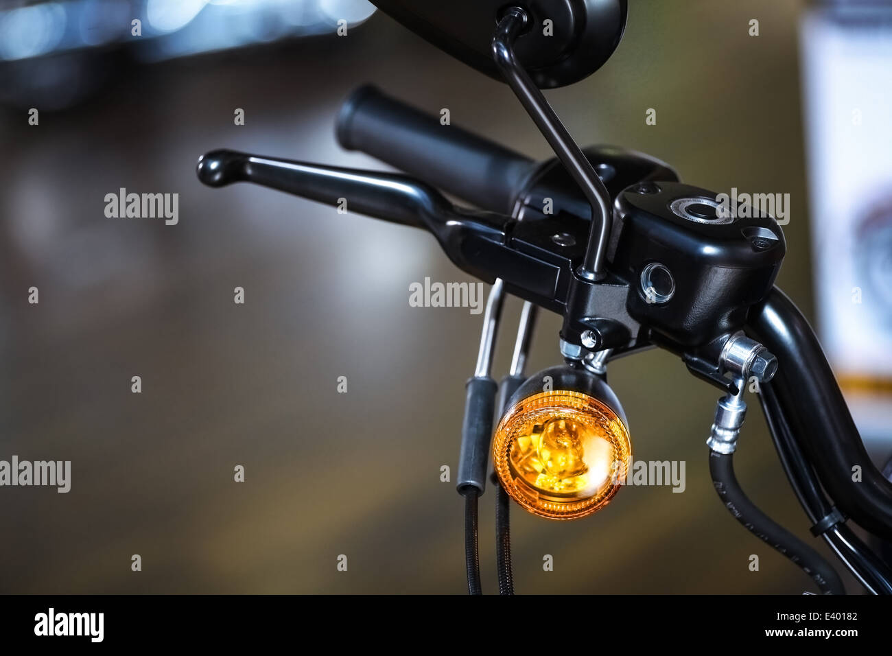 Detail mit dem Hebel und Blinker eines Motorrades. Stockfoto