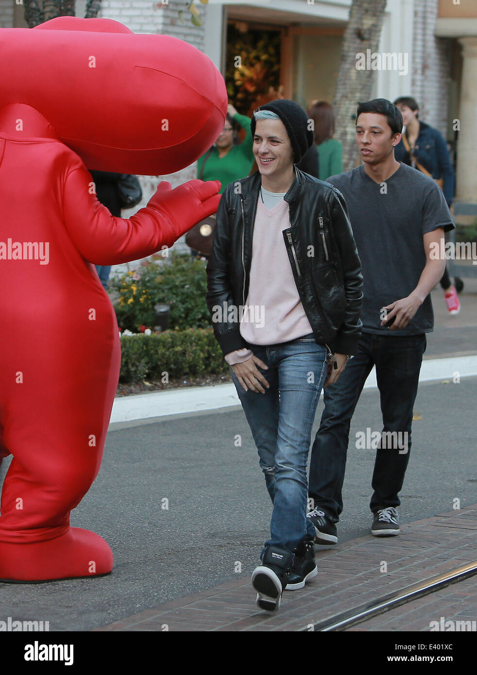 Samantha Ronson plaudert mit ein riesiger Roboter im The Grove Einkaufszentrum Featuring: Samantha Ronson wo: Los Angeles, California, Vereinigte Staaten von Amerika bei: 5. Dezember 2013 Stockfoto