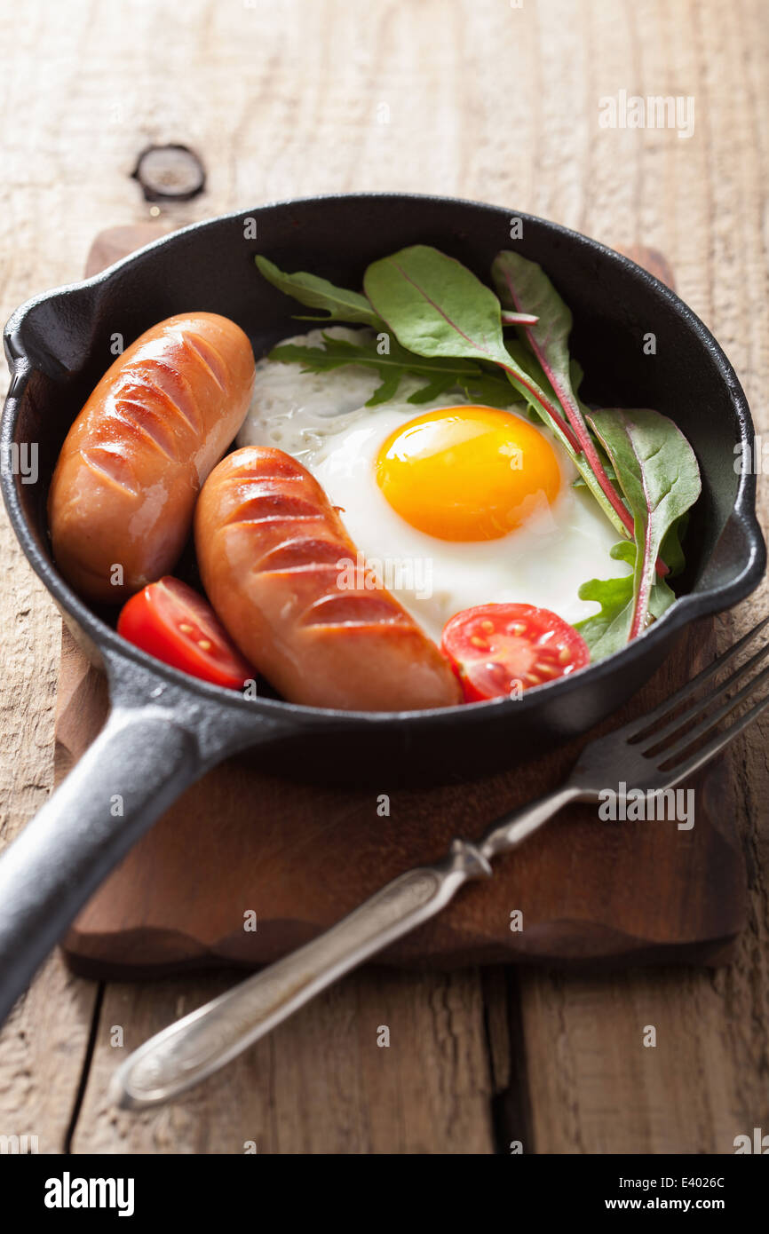 Tomaten-Ei-Würstchen in Pfanne zum Frühstück Stockfotografie - Alamy
