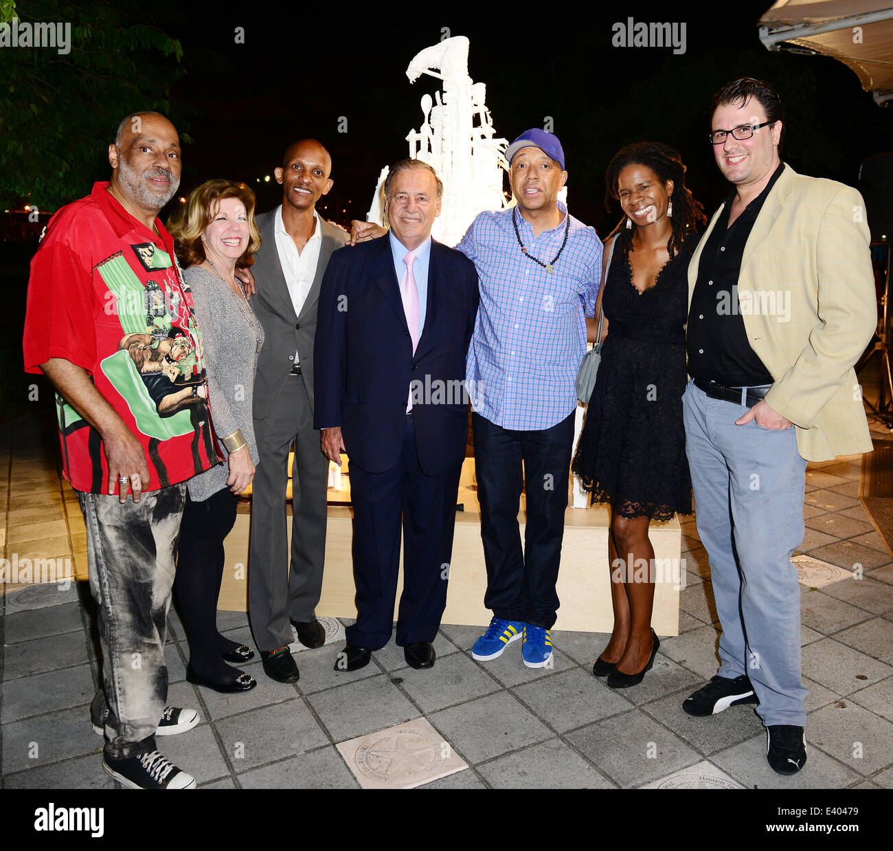 Victor Matthews Debüt Skulptur "Garten" in Zusammenarbeit mit Installinga Kinder in Miami Kinder Musuem Featuring: Danny Simmons, Deborah Spiegelman, Victor Matthews, Jeff Berkowitz, Tangie Murray, Aaron Glickman Where: Miami, Florida, Vereinigte St Stockfoto