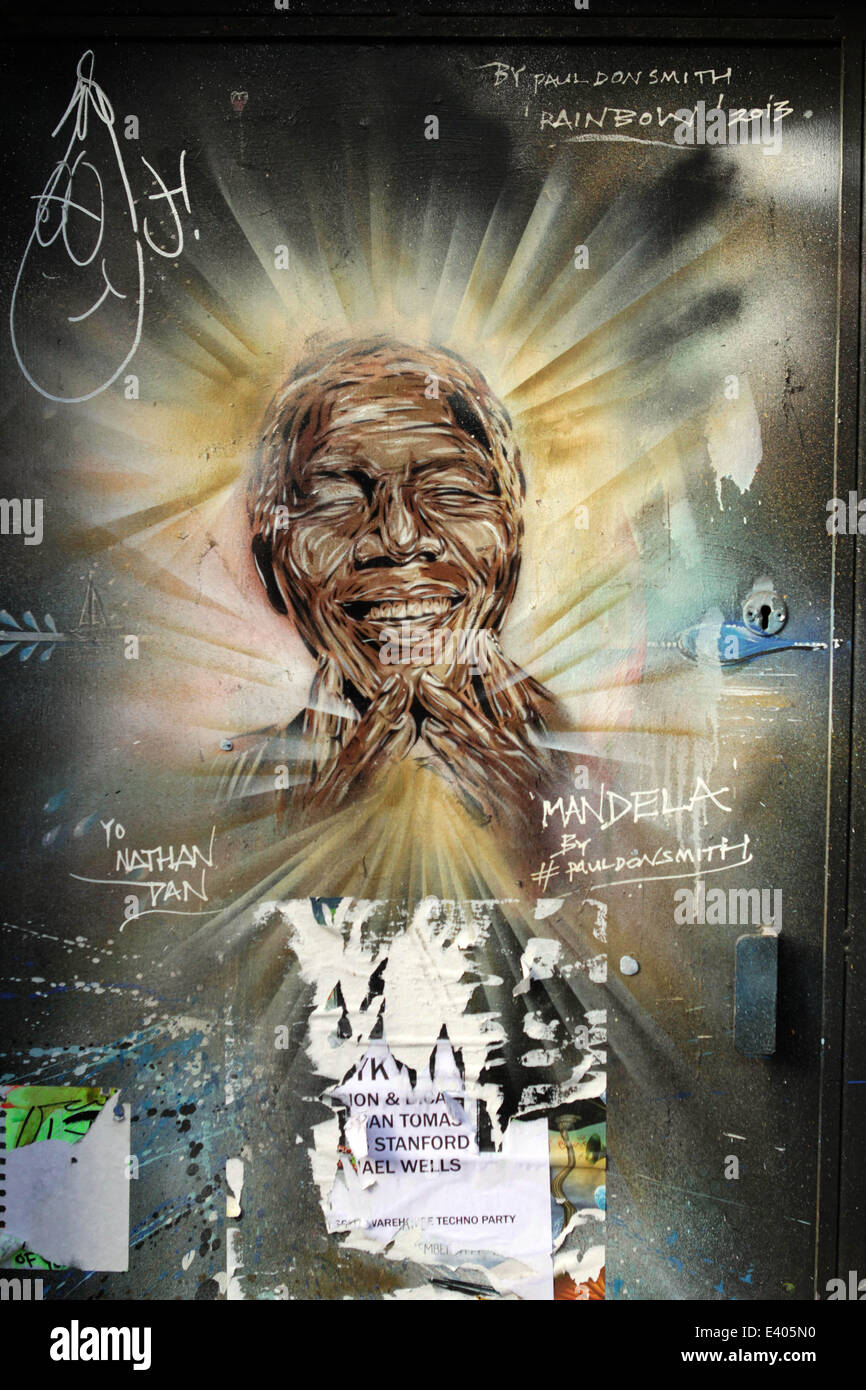 Nelson Mandela Graffiti von Streetart-Künstler Paul Don Smith in der Brick Lane, East London.  Mitwirkende: Nelson Mandela wo: London, Vereinigtes Königreich bei: 8. Dezember 2013 Stockfoto