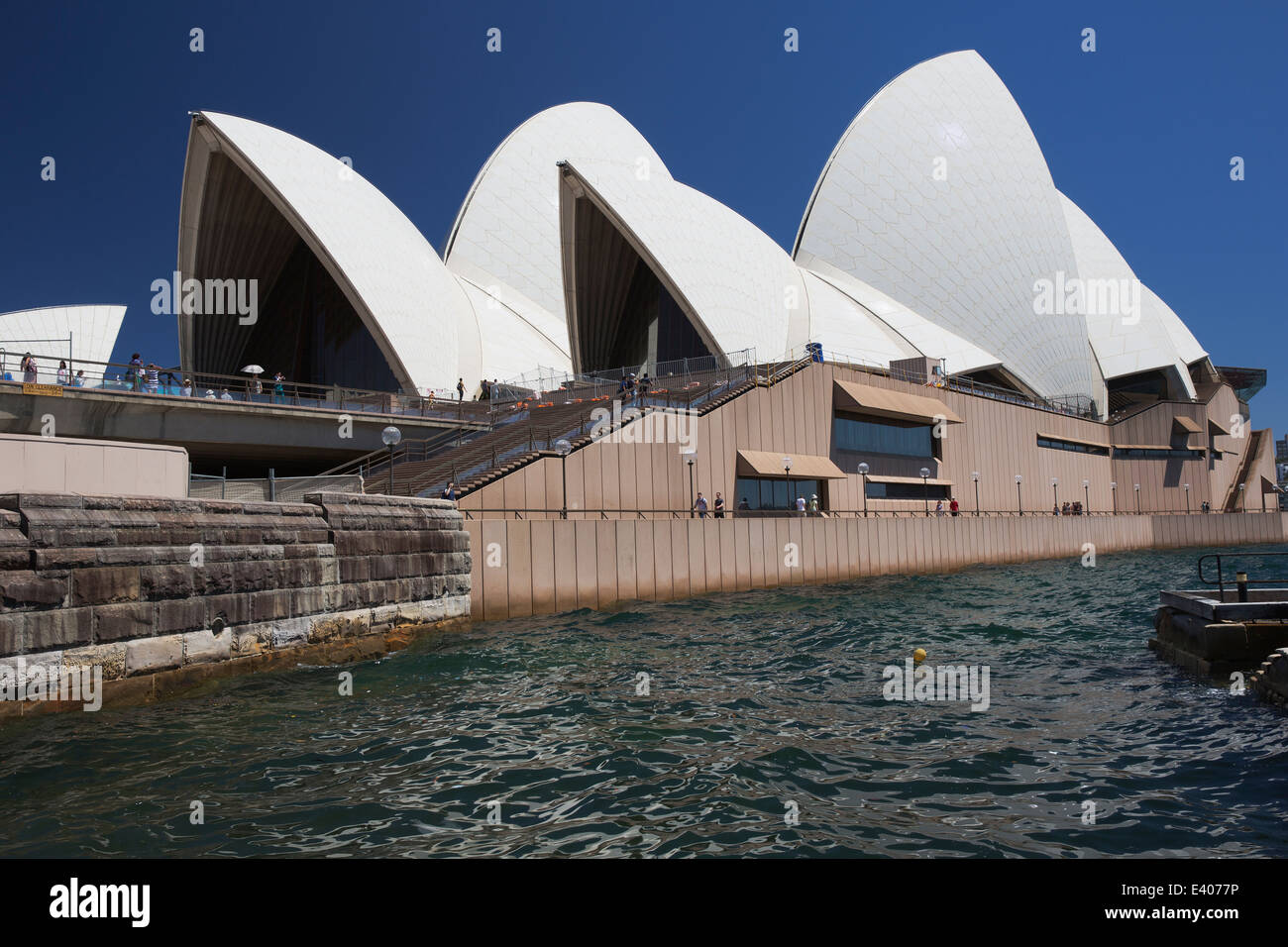 Nähert sich das Sydney Opera House von Farm Cove Stockfoto