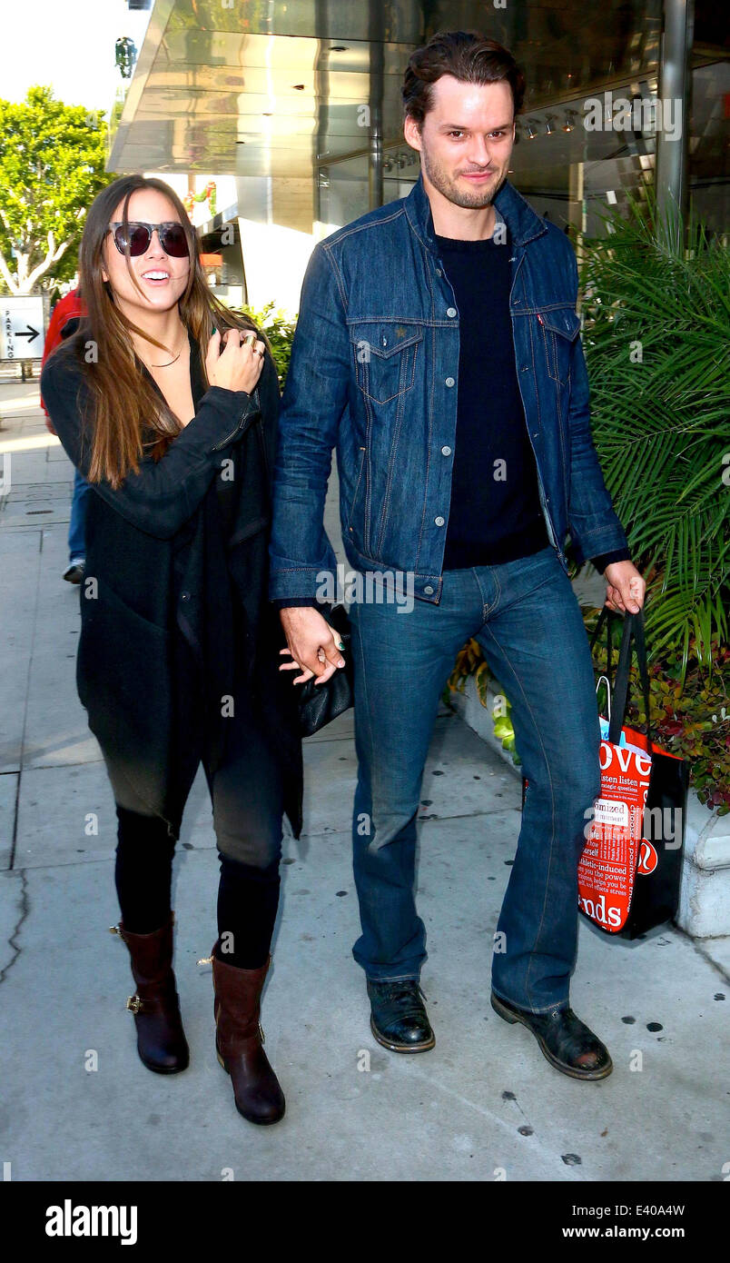 pix Austin Nichols Girlfriend 2021 https www alamy de stockfoto austin nichols und freundin chloe bennet gehen hand in hand entlang robertson drive featuring austin nichols chloe bennet wo los angeles california vereinigte staaten von amerika bei 7 dezember 2013 71308073 html
