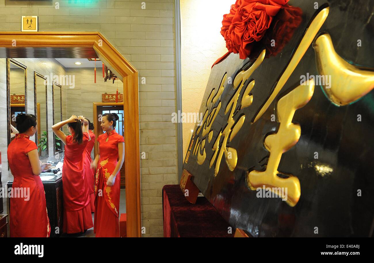 Peking, China. 2. Juli 2014. Kellnerinnen vorbereiten für eine Zeremonie für den 150. Jahrestag der Quanjude Peking Roast Duck Restaurant in seiner Qianmen-Niederlassung in Peking, Hauptstadt von China, 2. Juli 2014. Quanjude, das für seine langjährige kulinarische Heritge seit seiner Gründung im Jahre 1864 in seiner Qianmen-Niederlassung in Peking bekannt ist, erhielt ihr 150-jähriges bestehen und eine Zeremonie anlässlich seiner 196 Millonth gebratene Ente war auch hier statt. Bildnachweis: Zhang Yan/Xinhua/Alamy Live-Nachrichten Stockfoto