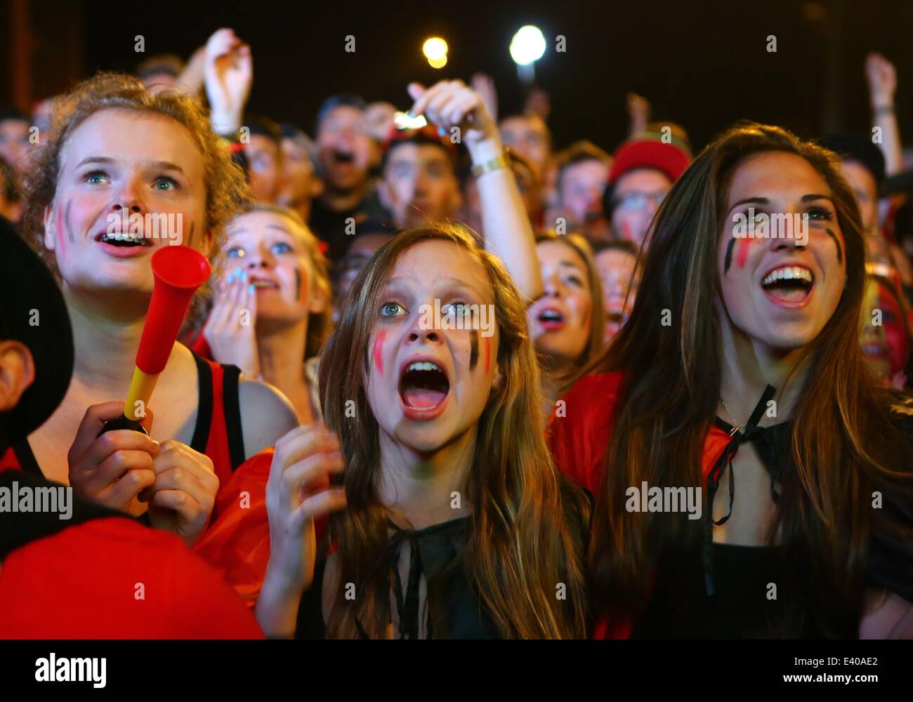 Brüssel. 1. Juli 2014. Belgien Anhänger Uhr auf einer großen Leinwand das 2014 FIFA World Fußballspiel zwischen Belgien und den Vereinigten Staaten spielte in Salvador in Brasilien, in der Nähe der Roi Baudouin-Koning Boudewijn Stadion am 1. Juli 2014 in Brüssel. Belgien 2: 1 gewonnen. © Gong Bing/Xinhua/Alamy Live-Nachrichten Stockfoto