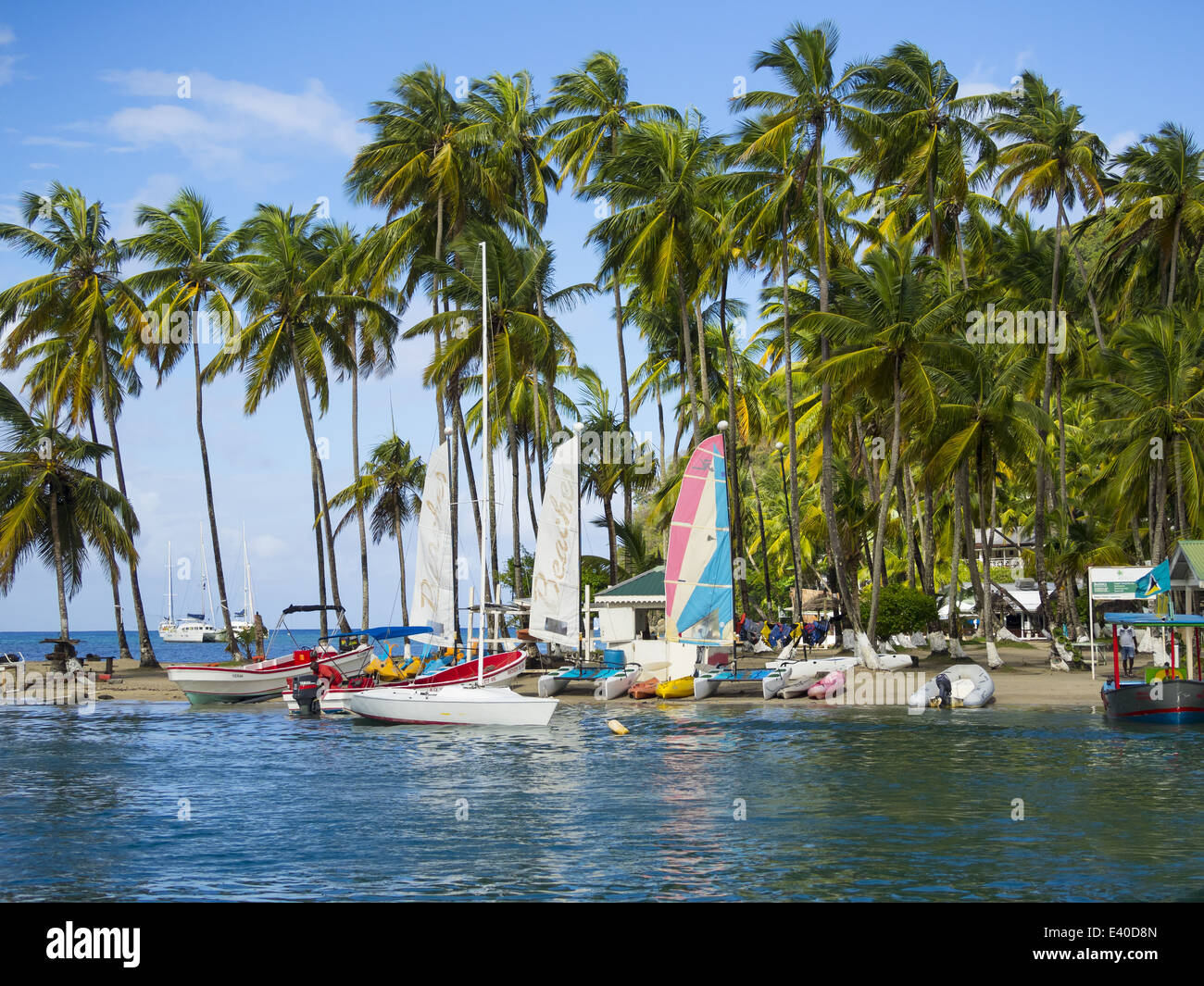Karibik, St. Lucia, Boote am Strand in Marigot Bay Stockfoto