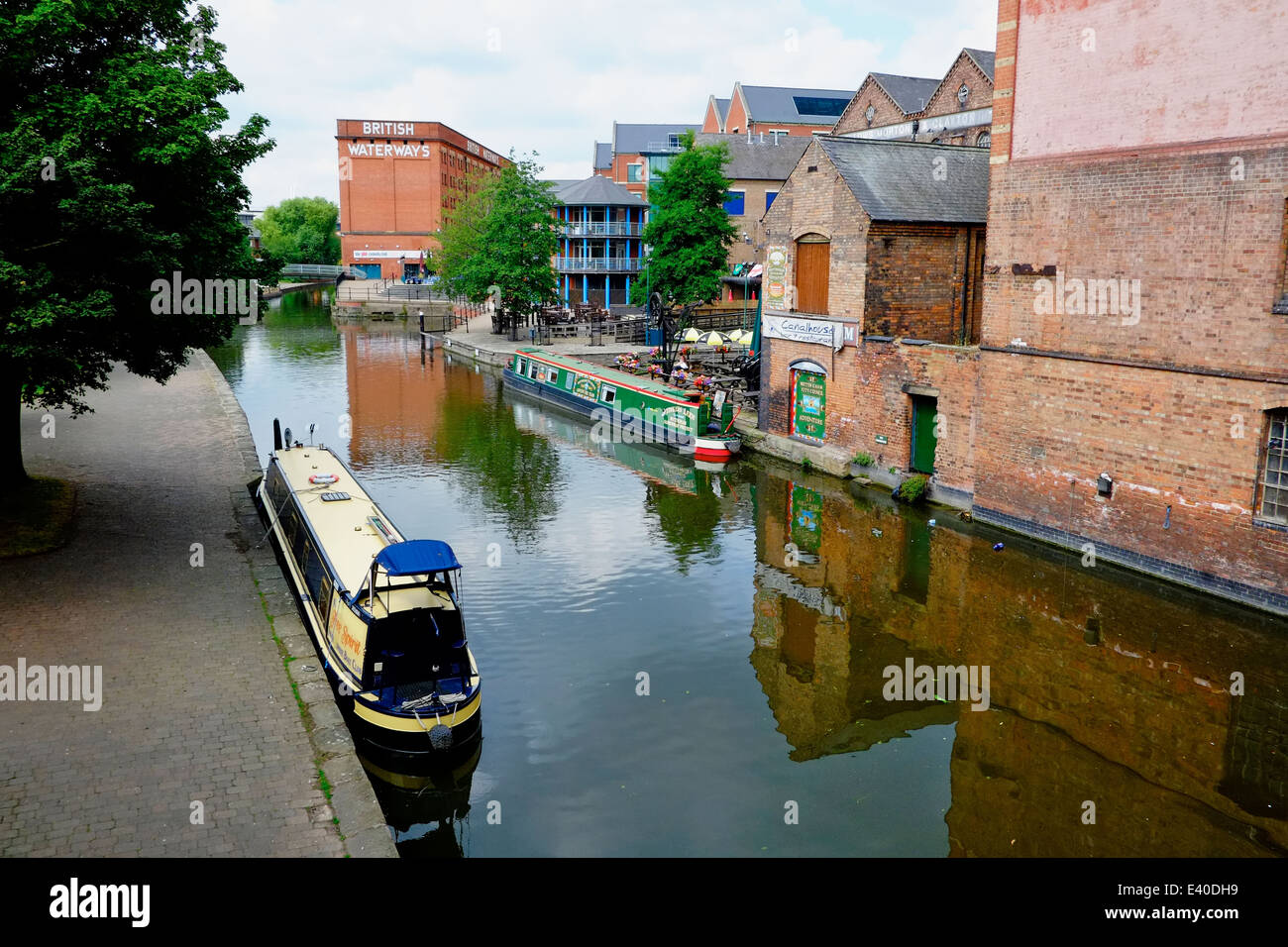 Narrowboats auf Nottingham Canal Waterfront Stadtviertel City centre England UK Stockfoto