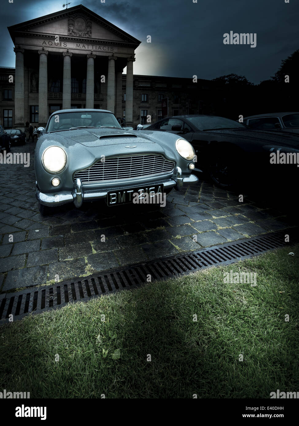 Aston Martin DB 5 Parken mit beleuchteten Scheinwerfern Stockfoto