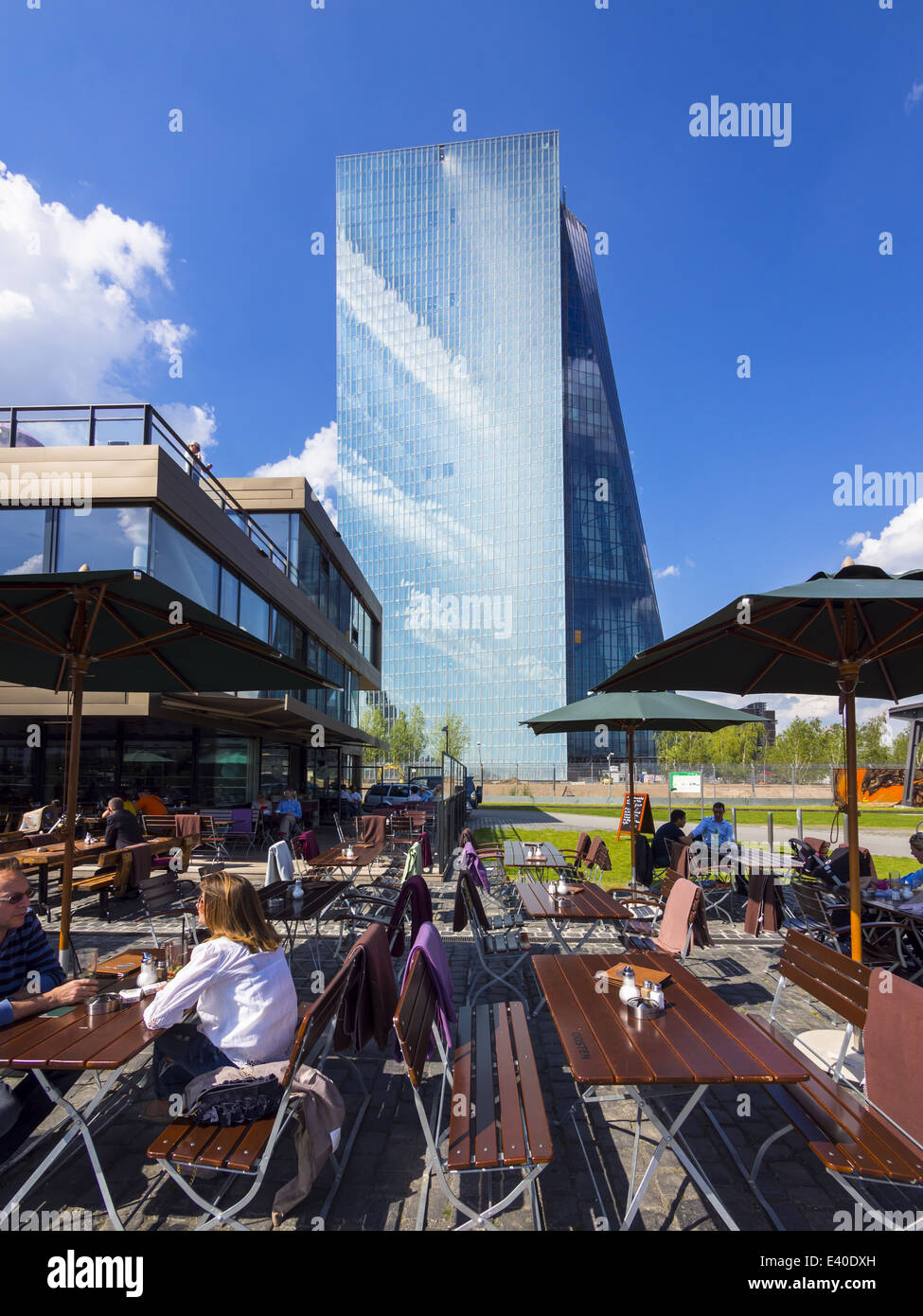 Deutschland, Hessen, Frankfurt, neue Gebäude der Europäischen Zentralbank mit Biergarten im Vordergrund Stockfoto